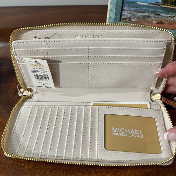 brand new Michael Kors cream color wallet - Picture 1 of 3